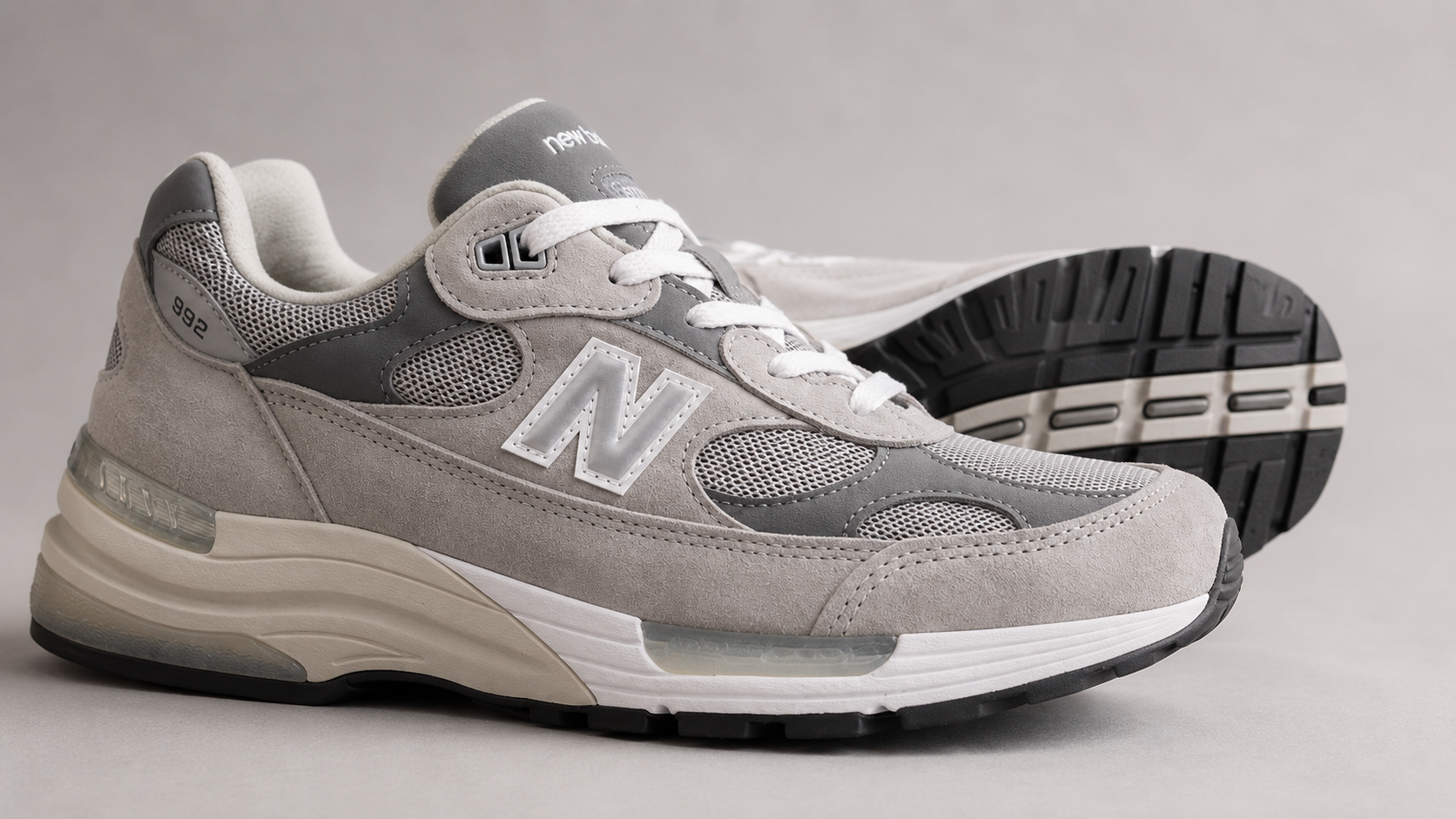 Крупный план материалов и конструкции New Balance 992