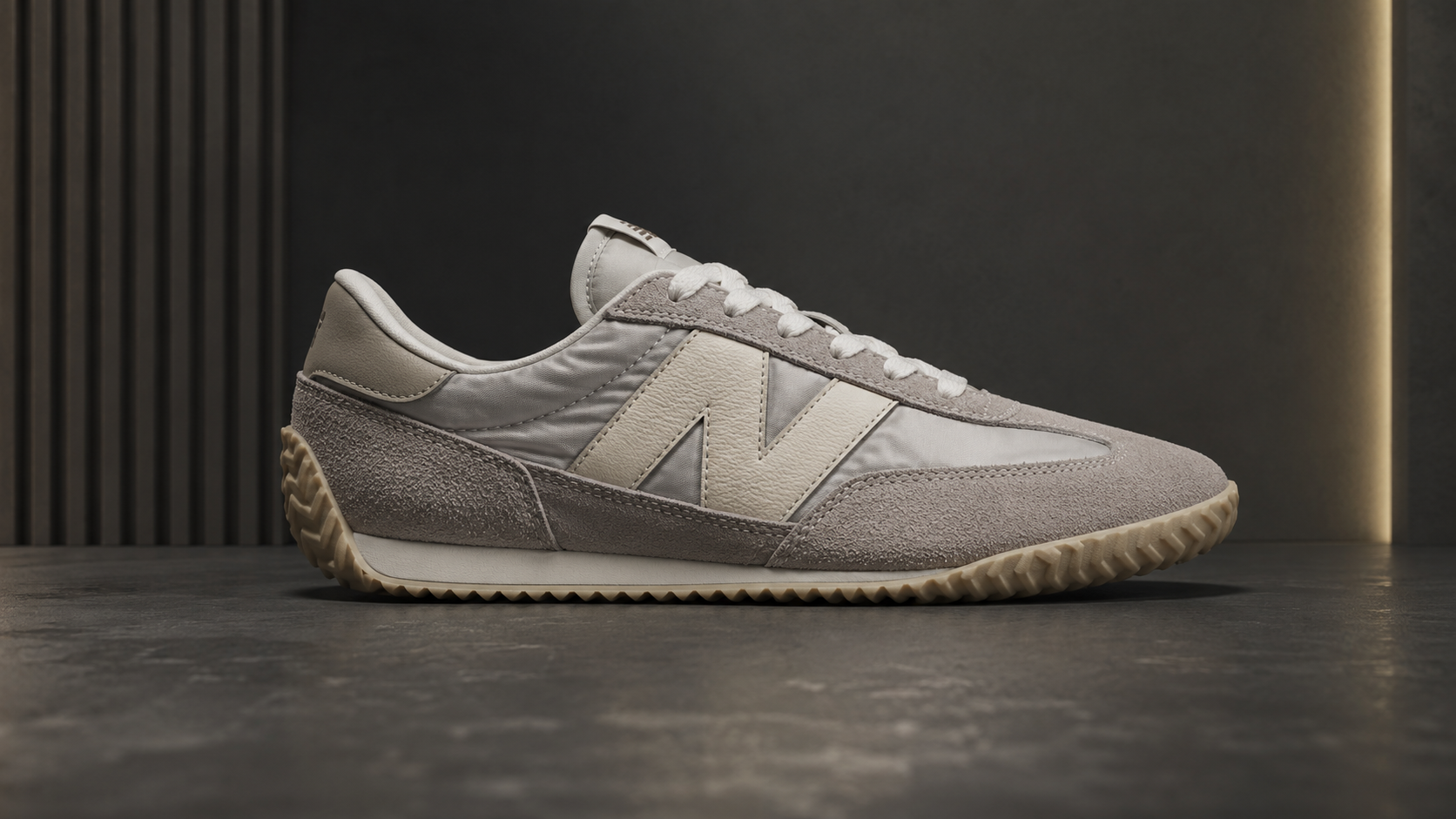 Боковой профиль New Balance RC30 с низким силуэтом и волнистой подошвой